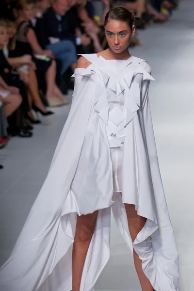 Melbourne - 16 marca: Model prezentuje wzorów przez biały 3 w festiwalu mody 2011 L'Oreal Melbourne — Zdjęcie stockowe