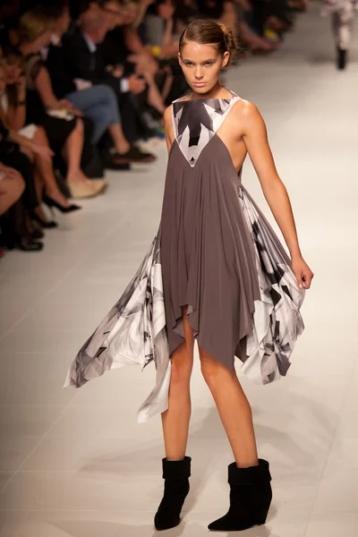 MELBOURNE - 16 DE MARÇO: Um modelo exibe designs da White 3 no L 'Oreal Melbourne Fashion Festival 2011 — Fotografia de Stock