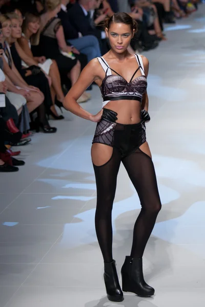 Melbourne - 16 marca: Model prezentuje wzorów przez Laura Anderson w festiwalu mody 2011 L'Oreal Melbourne — Zdjęcie stockowe