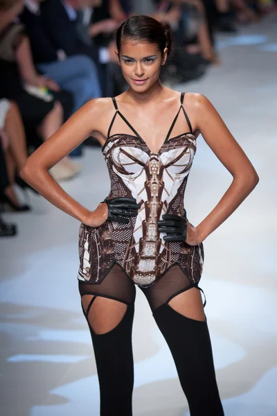 MELBOURNE - MARCH 16: A model showcases designs by Laura Anderson in the 2011 L'Oreal Melbourne Fashion Festival — Stock Photo, Image