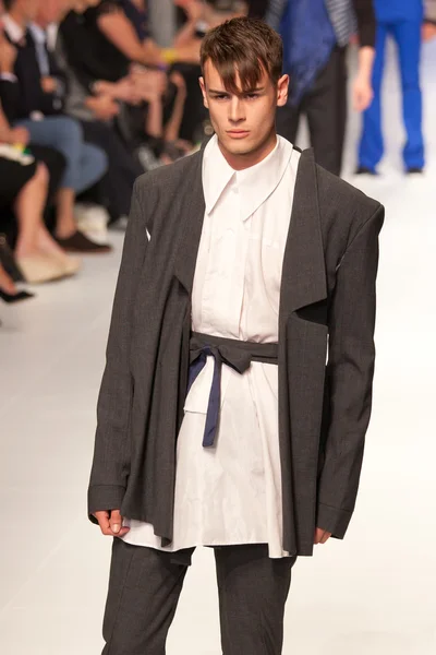 Melbourne - 16 marca: Model prezentuje projekty Huiee w festiwalu mody 2011 L'Oreal Melbourne — Zdjęcie stockowe