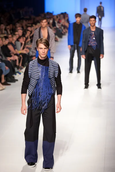 MELBOURNE - MARCH 16: A model showcases designs by Huiee in the 2011 L'Oreal Melbourne Fashion Festival — Stock Photo, Image