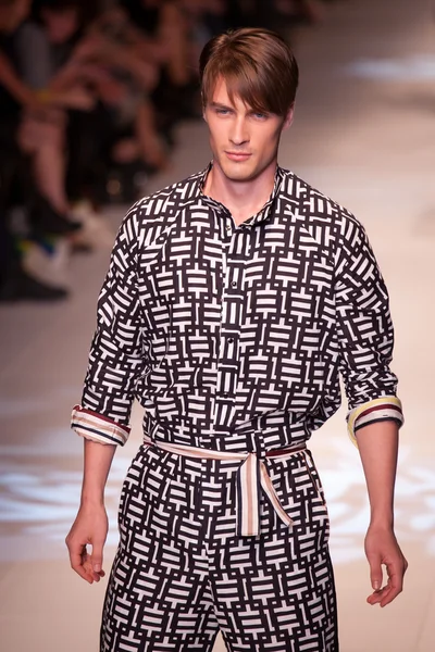 MELBOURNE - MARCH 16: A model showcases designs by Sangeeta Singh in the 2011 L'Oreal Melbourne Fashion Festival — Stock Photo, Image