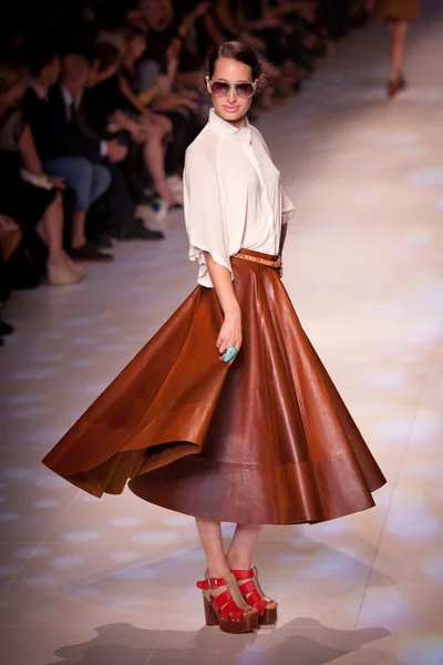 Melbourne - 16 marca: Model prezentuje wzorów przez Ana Diaz w festiwalu mody 2011 L'Oreal Melbourne — Zdjęcie stockowe