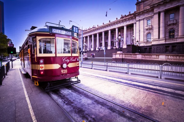 Melbourne tramwaju przed Parlament house — Zdjęcie stockowe