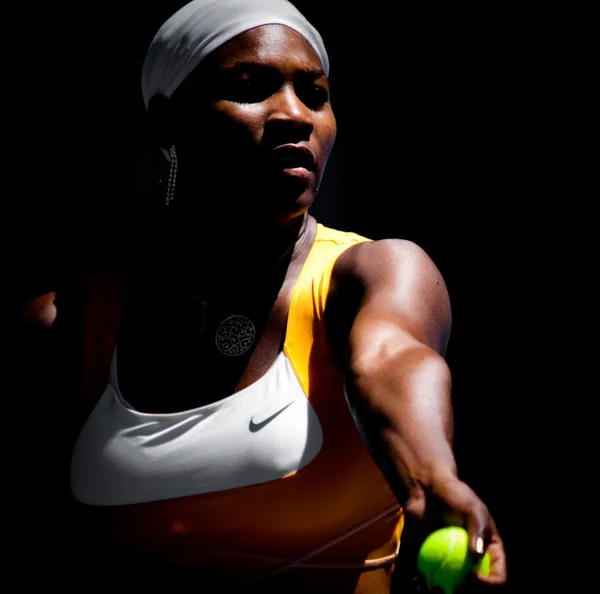 MELBOURNE, AUSTRALIA - 23 de enero: Serena Williams durante su partido de tercera ronda contra Carla Suárez Navarroof España durante el Abierto de Australia 2010 — Foto de Stock