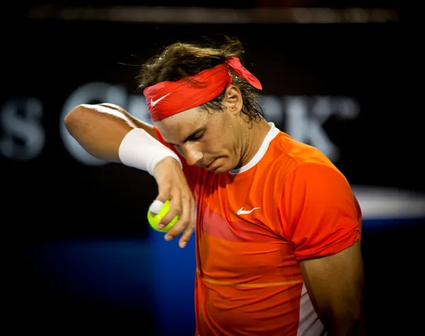 MELBOURNE, AUSTRALIA - 22 GENNAIO: Rafael Nadal di Spagna nella sua vittoria contro Phillipp Kohlschreiber all'Australian Open 2010 — Foto Stock