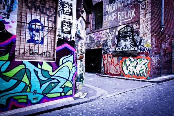 MELBOURNE - 9 de febrero: Arte urbano de artistas no identificados. El plan de gestión del graffiti de Melbourne reconoce la importancia del arte urbano en una cultura urbana vibrante — Foto de Stock