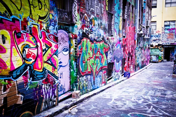 MELBOURNE - FEB 9: Arte de rua por artista não identificado. Plano de gestão de graffiti de Melbourne reconhece a importância da arte de rua em uma cultura urbana vibrante — Fotografia de Stock