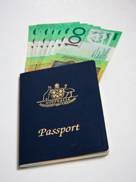 Australiska pass och kontanter — Stockfoto