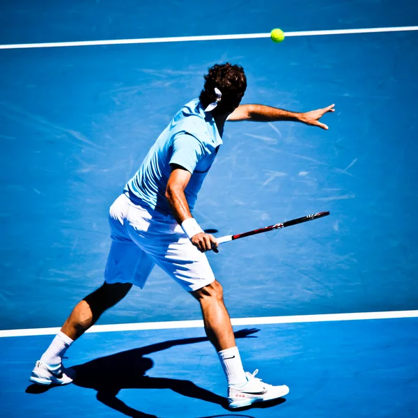 MELBOURNE, AUSTRALIA - 25 DE ENERO: Roger Federer en su victoria sobre Lleyton Hewitt durante el Abierto de Australia 2010 — Foto de Stock