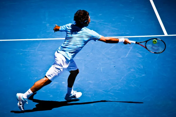 MELBOURNE, AUSTRALIA - 25 DE ENERO: Roger Federer en su victoria sobre Lleyton Hewitt durante el Abierto de Australia 2010 — Foto de Stock