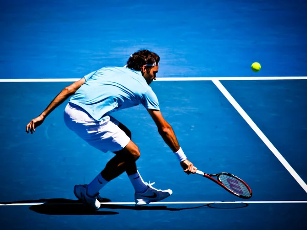 MELBOURNE, AUSTRALIA - JANUARY 25: Roger Federer i sin seier over Lleyton Hewitt under Australian Open 2010 – stockfoto