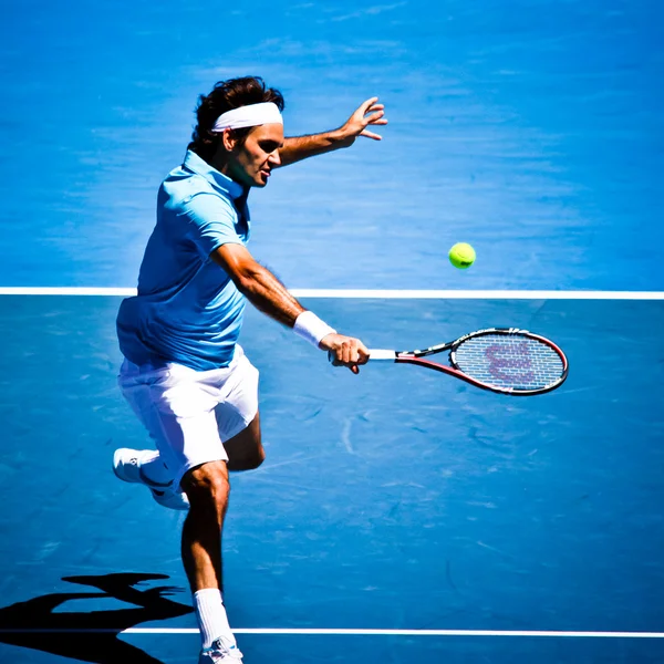 MELBOURNE, AUSTRÁLIA - JANEIRO 25: Roger Federer em sua vitória sobre Lleyton Hewitt durante o Aberto da Austrália de 2010 Imagem De Stock