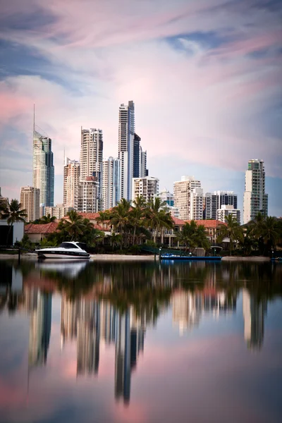 Surfers paradise skyline i gryningen — Stockfoto