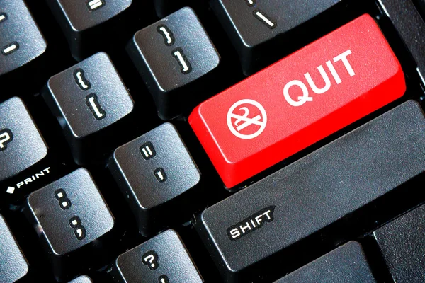 Red QUIT SMOKING button on a computer keyboard — Stock Photo, Image