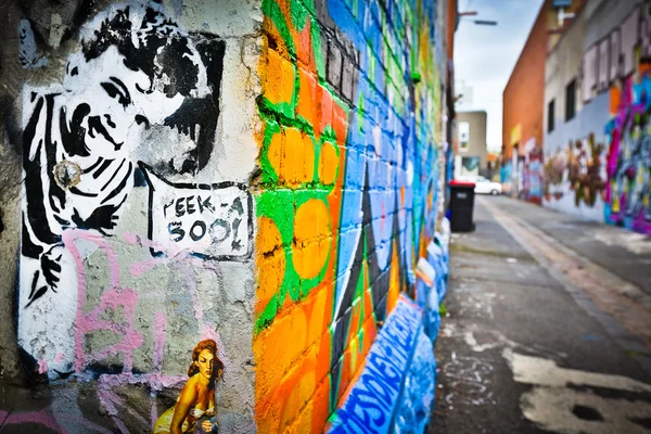 MELBOURNE - 25 DE OCTUBRE: Arte urbano de artistas no identificados. Melbourne Imágenes de stock libres de derechos