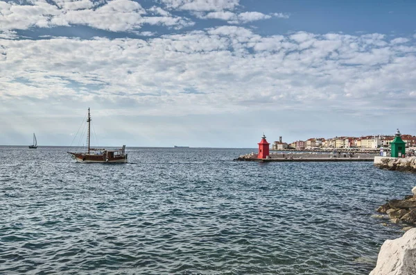 Bir Rıhtımdaki Kırmızı Yeşil Deniz Fenerlerinin Teknenin Ufuktaki Şehrin Mimarisinin — Stok fotoğraf