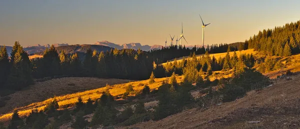 Dağlardaki Rüzgar Türbinleri Panoraması Avusturya Sunset Yel Değirmenleri Turuncu Gökyüzüne — Stok fotoğraf