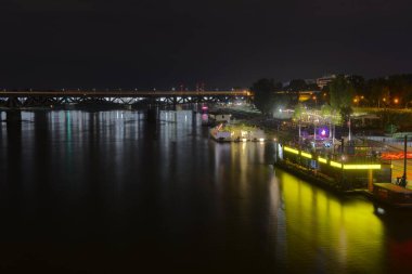 Varşova, Polonya. 01 Haziran 2021. Vistulan Bulvarı 'ndaki mavnalar Varşova' daki Vistula Nehri 'nin batı yakasında..