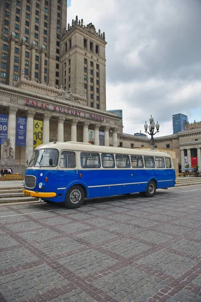 Varsovia Polonia Mayo 2021 Autobús Azul Retro Palacio Cultura Ciencia —  Fotos de Stock