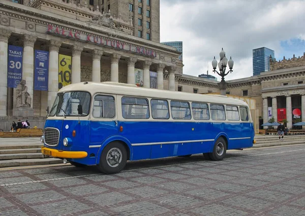 Warszawa Polska Maja 2021 Autobus Retro Blue Oraz Pałac Kultury — Zdjęcie stockowe