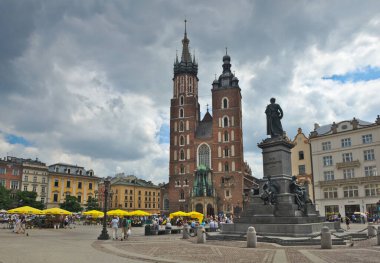 KRAKOW, POLAND - 18 Haziran 2019: Plac Mariacki Ana Pazar Meydanı Panoraması St Mary Bazilikası ve Adam Mickiewicz anıtı.