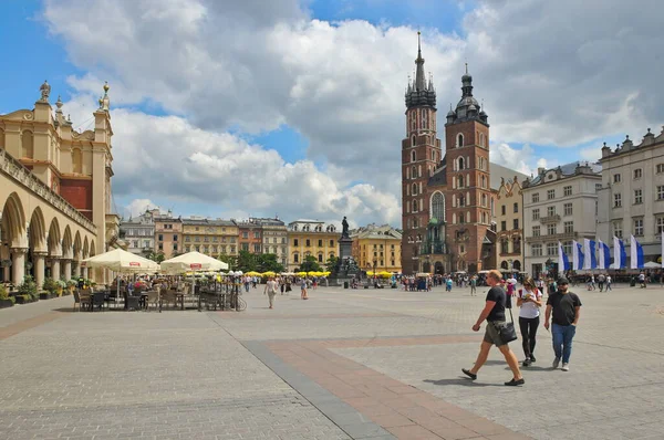 Krakow ポーランド 2019年6月18日 聖マリア大聖堂とスキアニスの高い広場 中央市場広場 のパノラマ — ストック写真