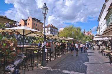 LJUBLJANA, SLOVENIA - 31 AĞUSTOS 2021: Ljubljanica nehrinin seti üzerindeki ortaçağ Ljubljana şehir merkezi barları ve restoranları.