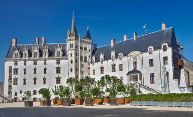 Nantes, Fransa - 2 Mayıs 2022: The Chteau des ducs de Bretagne (Brittany Dükleri Kalesi). 13 ve 16. yüzyıllar arasında Brittany Dükleri 'nin konutu, bugün Nantes Tarih Müzesi.