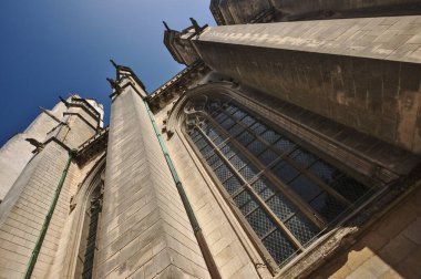  Detaylar ve mavi gökyüzü ile dış ve boyalı cam pencerenin yatay yakın plan resmi.