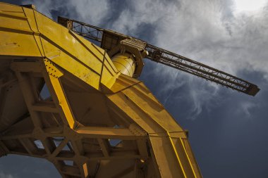 Devasa sarı vinç Titan önce tersaneler Nantes, Fransa için kullanılan