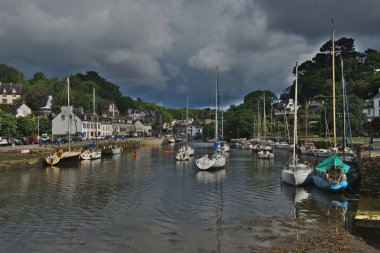 Pont-Aven, Fransa - 24 Mayıs 2022; Pont-Aven 'deki Idyllic manzara Fransa' nın kuzeybatısındaki Finistere Bölümü 'nde bir komün.
