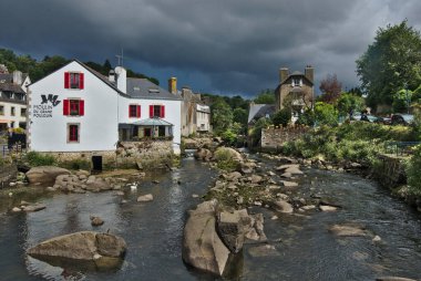 Pont-Aven, Fransa - 24 Mayıs 2022; Pont-Aven 'deki Idyllic manzara Fransa' nın kuzeybatısındaki Finistere Bölümü 'nde bir komün.