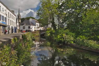 Pont-Aven, Fransa - 24 Mayıs 2022; Pont-Aven 'deki Idyllic manzara Fransa' nın kuzeybatısındaki Finistere Bölümü 'nde bir komün.