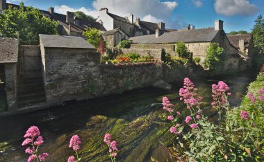 Pont-Aven, Fransa - 24 Mayıs 2022; Pont-Aven 'deki Idyllic manzara Fransa' nın kuzeybatısındaki Finistere Bölümü 'nde bir komün.
