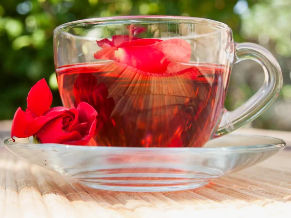 Natuurlijke thee uit rose-bloemblaadjes — Stockfoto