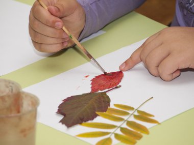 Ellerini doğal malzemelerden yapılmış