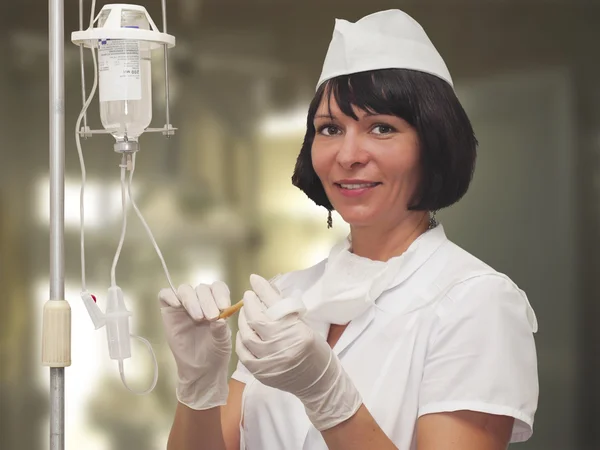 Enfermeira se preparando para segurar medicação por gotejamento intravenoso — Fotografia de Stock