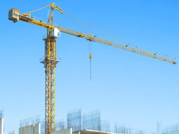 Guindaste em um canteiro de obras — Fotografia de Stock