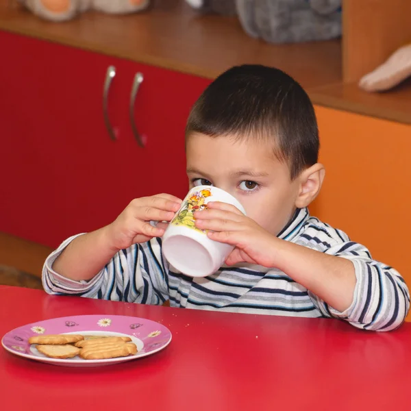 Niño con taza — Foto de Stock