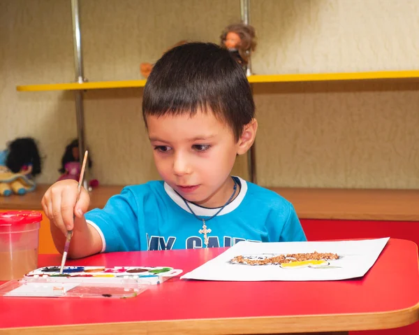 Niño con un pincel para dibujar — Foto de Stock