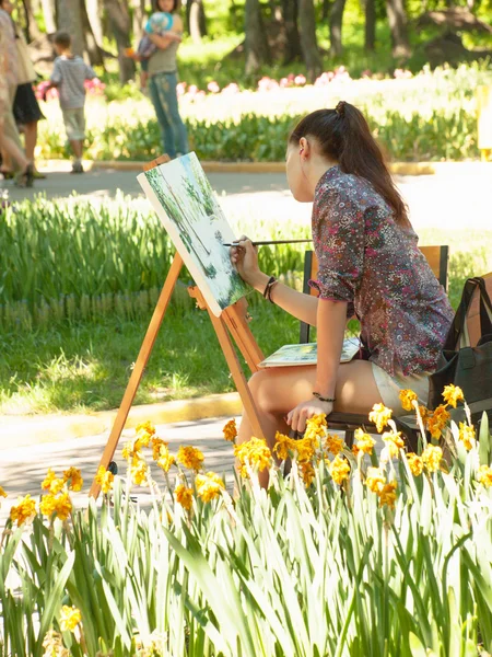 Молодий художник у парку — стокове фото