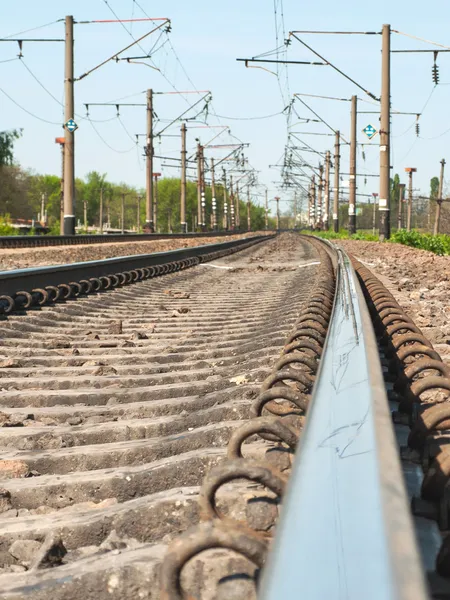 Ferrovia, rotaie, pali elettrici — Foto Stock