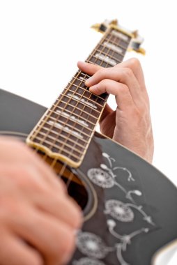 handen spelen gitaar.