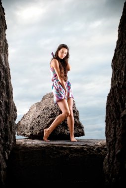 Beton yanında mutlu genç modeli.