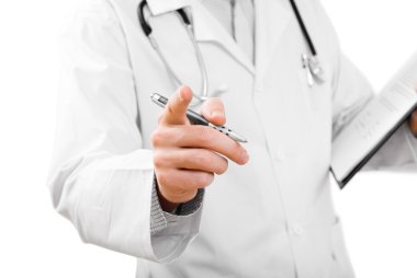 Steteskoplu ve panolu bir doktor.