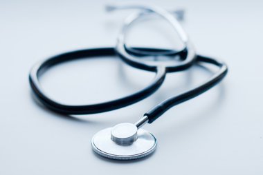 gri zemin üzerine stetoskop