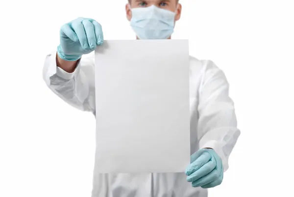 Młody lekarz z czystym papierze w ręce. — Zdjęcie stockowe