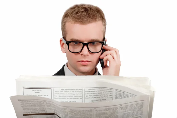 Бизнесмен читает газеты и разговаривает по телефону . — стоковое фото